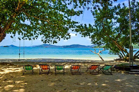 拉瓦島(Koh Lawa、Lawa Yai)屬於攀牙府,是被稱為「拉瓦群島」的兩個島嶼中較大的島嶼。在這可進行戲水游泳、甚至划SUP或皮划艇進行探索,並在島上徒步旅行,為自己充電補充最後的能量。今晚我們將在錨地休息,享受旅程中在船上的最後一晚。