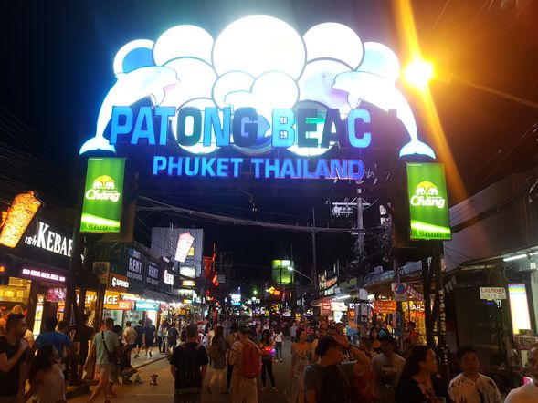 額外陪伴行程 : 回到普吉島後通常會不捨航行伙伴的分離,如果您們願意可以在我們工作結束後,與我們一同前往 Patong Beach 夜晚瘋狂踩街活動,這是伙伴間的不捨聚會,而非工作時間喔。