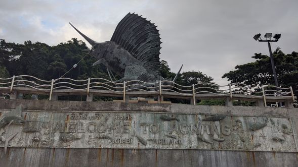 下錨後,建議可從 Ao Nang Beach 登陸,奧南位於泰國南部的甲米府(Krabi),是一個美麗的海灘城市。這個城市以其壯麗的海灘、清澈的海水和美味的當地美食而聞名。