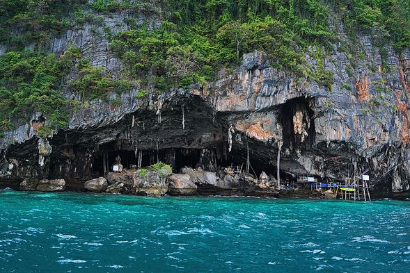 在島嶼繞行環島時,您將會見到特殊的懸崖和洞穴,這裡是採燕窩的地點,運氣好的時候您會看見駐地採燕窩的工作人員與您打招呼,這裡的燕窩被採摘將出口至世界各地。