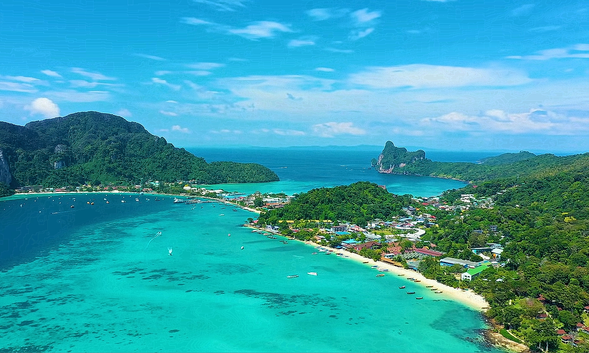 午後我們返回 "Koh Phi Phi Don",島上豐富多彩的海洋生物以及海灘上眾多的商店、酒吧、餐廳,甚至建議您步行至觀景台欣賞島嶼的全景,今晚我們將在岸上享用晚餐,欣賞火焰秀的表演,感受皮皮島的夜晚活力的氛圍。