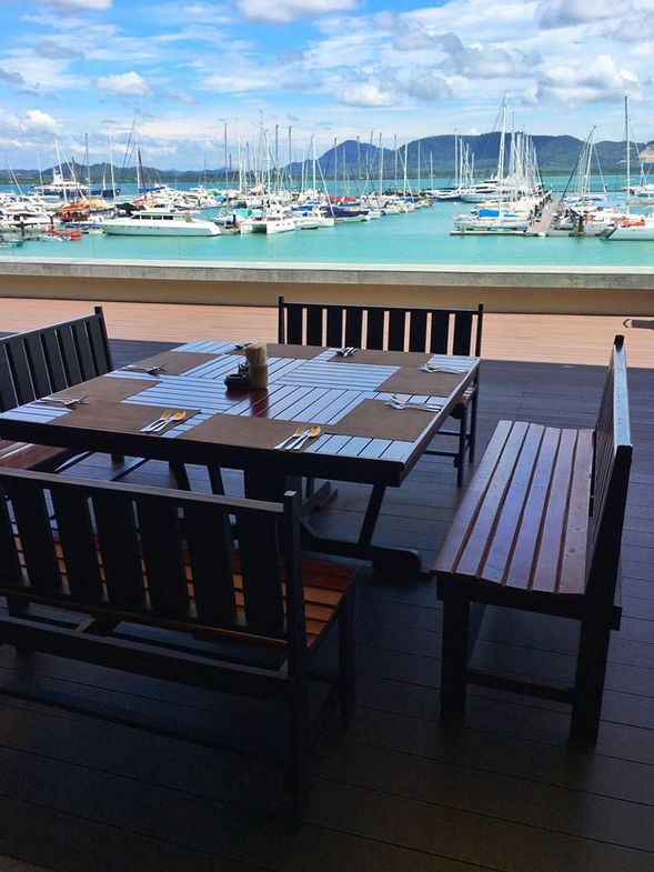 享受假期的最後一刻與伙伴們在船上享用早餐,用餐後將設置返港航向,預計上午 10:00 左右返回 " Yacht Haven Marina ",結束您在普吉島難忘的安達曼海上旅行 。