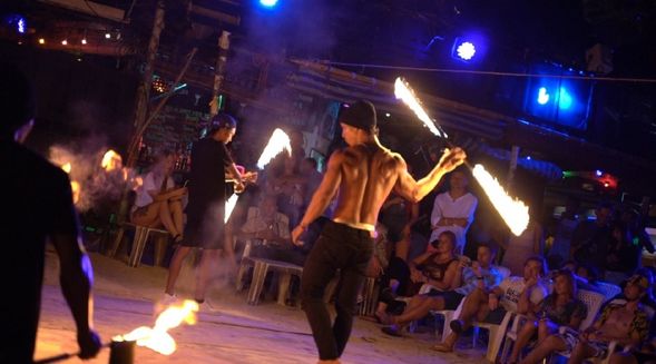 皮皮島擁有熱鬧的夜生活場景,吸引著來自世界各地的背包客。豐富熱鬧的海濱派對、火焰表演以及 DJ 演奏舞曲,您可以在 “ Lohdalum beach ”體驗島上最好的夜生活。