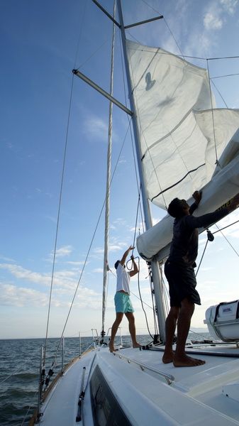 準備工作完成,設定前往 " Kho Nakha Yai " 或 " Ko Wa Yai " 的航道,船長將依當日天氣情況決定啟航方向,現在即刻啟動安達曼海的航跡探索旅程。