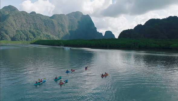 中途點我們將在 Koh Yang 停下休息並享用午餐,午餐過後船長將航行至 Ao Thalin 河口,這裡建議您參與皮划艇的午後活動,非常值得推薦的行程項目。