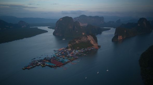 前往" Koh Pan Yi ",「班宜島」是穆斯林宗教為主的漁村村落,島上您將感受到非常友善及熱情好客的村部落,您可以在這個傳統村莊購買當地紀念品,同時這寧靜的小島也將是停留下錨的地點。