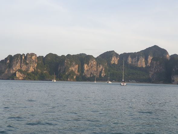 午餐過後起航至 Ao Nang ( 奧南 )下錨登上陸地
