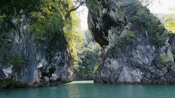 透過專業當地嚮導員穿梭在渾然天成的自然景觀之中