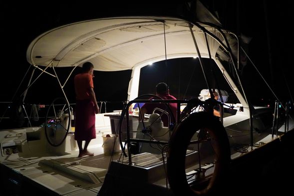 返回船上享用晚餐並在 Pakbia 過夜,透過社交平台照片分享今日的冒險之旅。