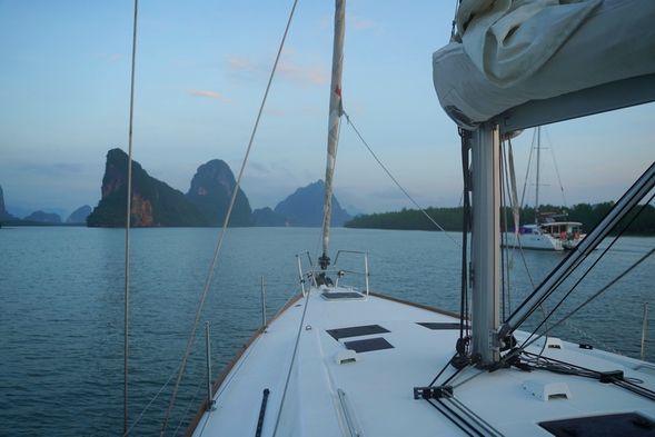 這個輕鬆的早晨,我們從 Koh Pan Yi 出發前往 Koh Nakha Noi 或 Koh Nakha Noi 出發前往 Ao Thalin