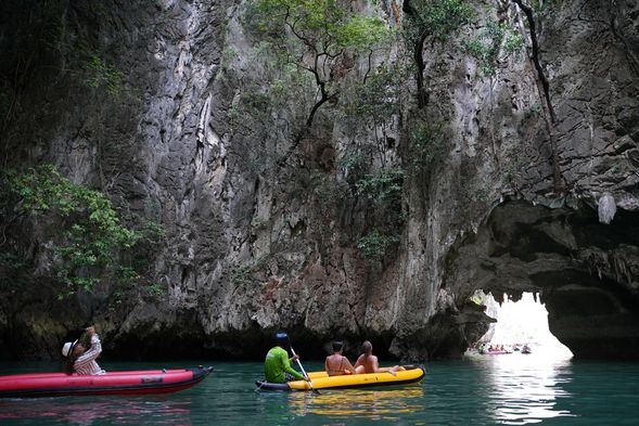 “ Koh Hong “ 也稱之為「房間島」,在泰文中 " Hong " 是指「房間」的意思,而此島嶼規定是不可使用動力設備,因此只能透過獨木舟通過洞穴而進入,專業船伕將帶領您進入環礁中的海蝕洞,中間座落著一個幽靜的碧綠礁湖,您能夠在這裡體驗到與大自然合而為一的獨特感受。