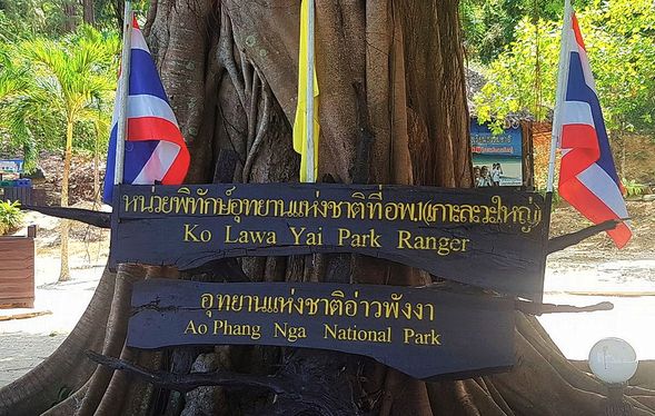 中午過後,船長將設定航程中最後一站的島嶼" koh lawa yai "。