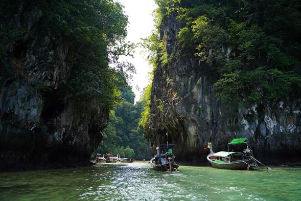 早上好我的伙伴們,我們從 Pakbia 出發前往 Koh Hong East,參觀這美麗的潟湖並嘗試在這200m寬的游泳池中游泳。
