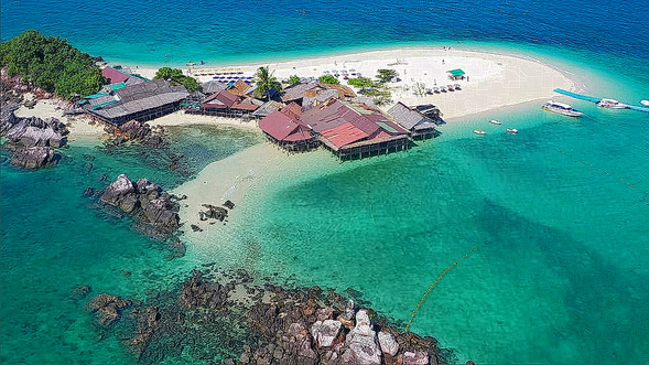 享用豐盛的早餐後,我們出發前往 " Koh Khai Nai ",這是另一個風景如畫的小島,擁有白色的沙灘。