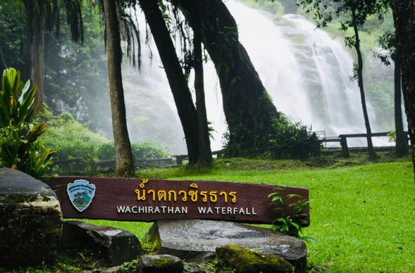 導遊帶您去泰國最知名的五
大瀑布一瓦吉拉坦瀑布。從
高高的懸崖上流下的大水簾