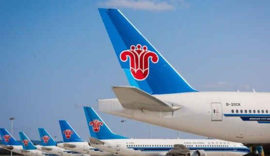พร้อมกันที่สนามบินสุวรรณภูมิ อาคารผู้โดยสาร ชั้น 4 สายการบิน China Southern Airline ใช้เวลาบิน 2.50 ชั่วโมง มีอาหารและเครื่องดื่มบริการบนเครื่อง