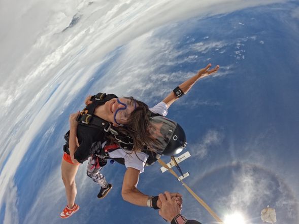 在樹冠下飛行 4-5 分鐘