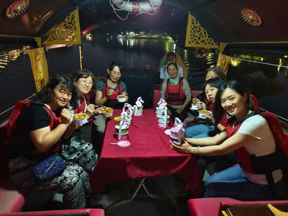 搭船欣賞水燈節河岸景色、並免費享用我們準備的美食、飲料和自帶的芒果糯米飯、放水燈祈福
