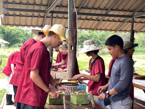 09:00 抵達營區 , 更換大象營服裝、、更認識大象的歷史與習性:準備大象食物