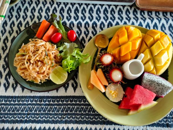 在 Rantong 大象營享用午餐