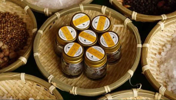 親手製作泰式草本鼻通(草藥吸入器)作為紀念品。
