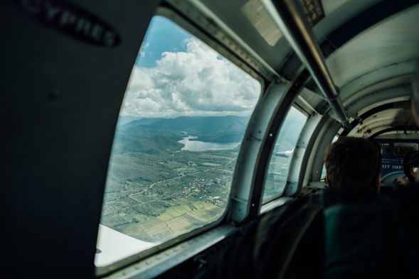 體驗終極腎上腺素激增的感覺,13,000 英尺高空跳傘,自由落體時間長達 60 秒。15-20 分鐘觀光飛行