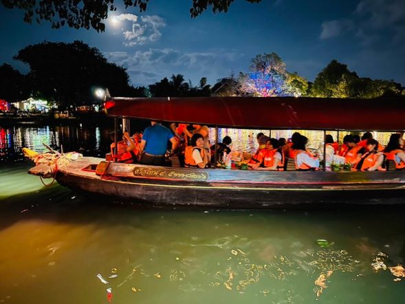 夜船遊萍河放水燈