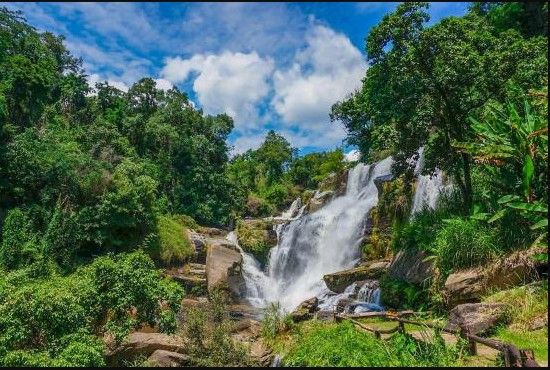 導遊帶您去泰國最知名的五
大瀑布一瓦吉拉坦瀑布。從
高高的懸崖上流下的大水簾...