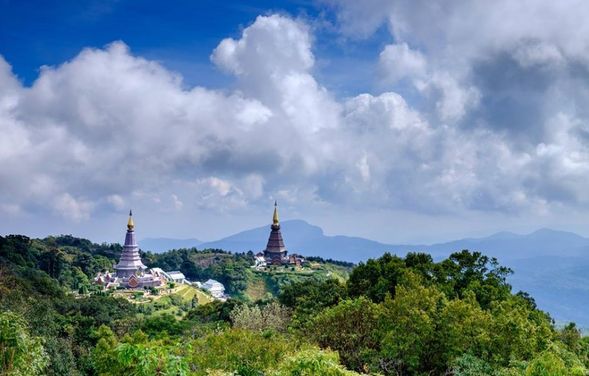 參觀完之後導遊帶您去泰王
塔【纳哈曼塔尼德塔佛塔】
和皇后塔【纳哈婆布米什利...