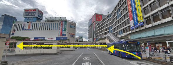 從新宿西口出來右轉,在第一個十字路口左轉,不用上天橋(會看到odakyu百貨公司),然後接下來的十字路口再左轉會看到三井住友銀行