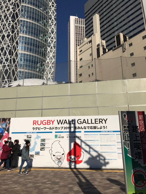 請在寫有Rugby Wall Gallery的牆面處等候