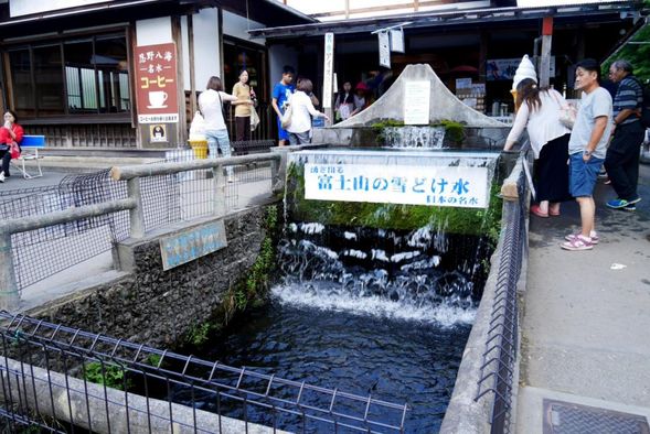 富士山融化的雪水經過數十年的過濾在此匯集湧出,水質特別清澈,為名水百選