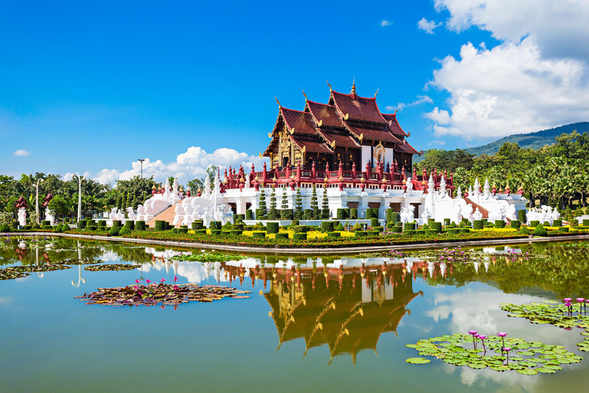 Royal Park Rajapruek 皇家花園
✅ 皇家園藝園區,佔地廣大
✅ 搭乘遊園車欣賞遼闊花海與精緻景觀造景
✅ 四季繽紛花卉、熱帶植物及各國特色主題花園