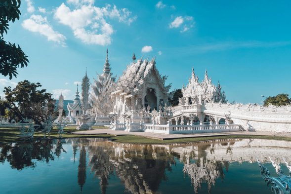 清萊白廟 Wat Rong Khun
✅國寶級藝術家 Chalermchai Kositpipat 設計打造
✅世界知名藝術寺廟,融合傳統佛教與現代創意
✅純白建築搭配鏡面裝飾
✅欣賞精緻雕塑與特色建築細節