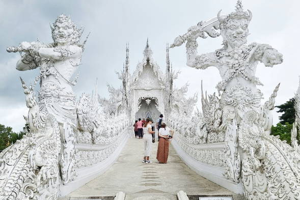 清萊白廟 Wat Rong Khun
✅國寶級藝術家 Chalermchai Kositpipat 設計打造
✅世界知名藝術寺廟,融合傳統佛教與現代創意
✅純白建築搭配鏡面裝飾
✅欣賞精緻雕塑與特色建築細節