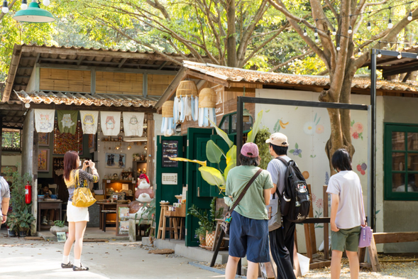 Baan Kang Wat 藝術村
✅ 清邁人氣文創聚落,充滿文青與慢活氛圍
✅ 聚集手作小店、特色咖啡廳與在地藝術工作室
✅ 漫遊拍照,感受清邁獨有的藝術氣息與生活美學
✅ 可自由體驗各種藝術 DIY 課程 (如:陶瓷、水彩、手作工藝等)