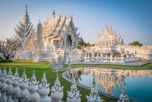 清萊白廟 Wat Rong Khun
✅國寶級藝術家 Chalermchai Kositpipat 設計打造
✅世界知名藝術寺廟,融合傳統佛教與現代創意
✅純白建築搭配鏡面裝飾
✅欣賞精緻雕塑與特色建築細節