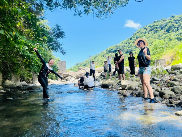享受山谷溪流的美景
