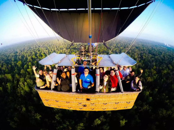 在專業且領有執照的駕駛員講解下,瞭望這片美麗且遼闊的山川風景
