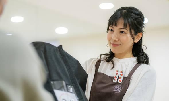 【荷物お預け】
観光に不要な荷物は店内にてお預かりいたします。スーツケースなどの大きな荷物は追加料金がかかります。ご希望の場合はその場でお支払い下さい。
【行李寄存服務】
觀光不需要的行李可以寄放在店內。手提箱等大件行李需支付額外費用。如果您願意,請現場付款。