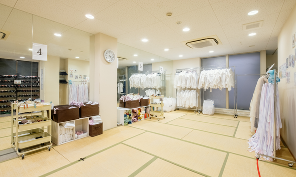 【和服歸還】請在最後歸還時間下午 5:30 前歸還和服。請注意,如果您沒有按時歸還物品,我們將向您收取滯納金。