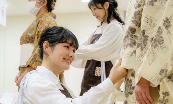 【着物・浴衣の着付け】
手ぶらでOKです!足袋や巾着など、必要な物が全てセットになっております。特にご用意いただくものはございませんので、ご安心ください。
【和服/浴衣著裝】
套裝包含所有必需品,例如分趾襪和抽繩錢包。沒有特別需要準備的,所以不用擔心。