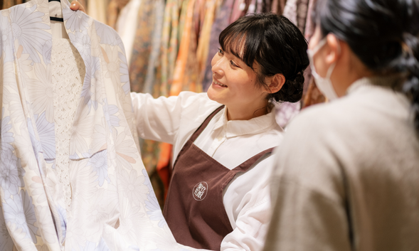 【選擇和服/浴衣】在我們店裡,無論您預訂哪種方案,您都可以選擇任意數量的和服!價格不會根據租借和服或租借浴衣的類型而變化,因此請放心。如有必要,我們經驗豐富的和服和髮型師將為您提供樣式的建議。