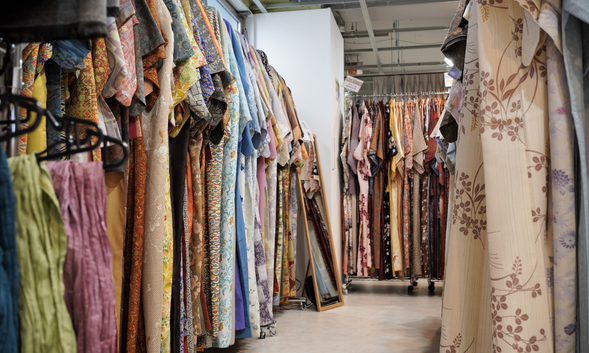 【ご来店】
着物レンタルに必要な小物は全て揃っておりますので、手ぶらでご来店いただけます。
【抵達店舖】
我們備有和服租借所需的所有配件,因此您可以空手前來