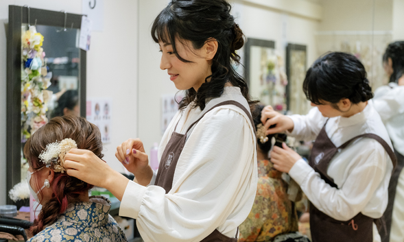 【ヘアセット】
ヘアセットはお一人様あたり+2,000円で追加することが可能です。
髪型は全5種類からお選びいただくことができ、髪飾りもついております。
当店では男性向けのヘアセットサービスは行っておりません。
【髮型】
每人額外加收2000日圓即可添加髮型設計。
您可以從 5 種髮型中進行選擇。我們不為男士提供髮型設計服務。