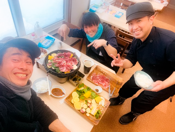 天気が悪くても、専用の小屋の中でジンギスカンをお楽しみいただけます。(私たちが野菜を作っています⭐️🥦)