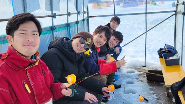 氷上ワカサギ釣り体験開始(レンタルハウスにて)