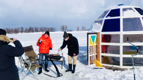 冬季期間中でも、天気が良ければ雪の中でジンギスカンをお楽しみいただけます🎵