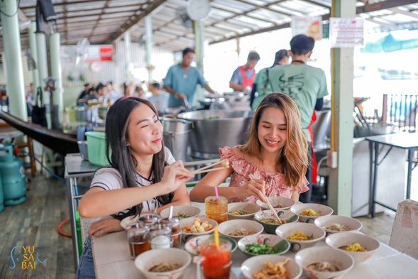 享用泰式船麵午餐,一系列小碗展現正宗的泰國風味