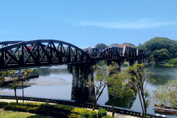 欣賞桂河大橋的遼闊景緻,感受眼前令人讚嘆的美景